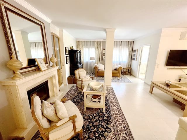 5 soveværelse Semi-Rækkehus til salg i Nueva Andalucia, Marbella med swimmingpool garage - € 1.050.000 (Ref: 9100885)