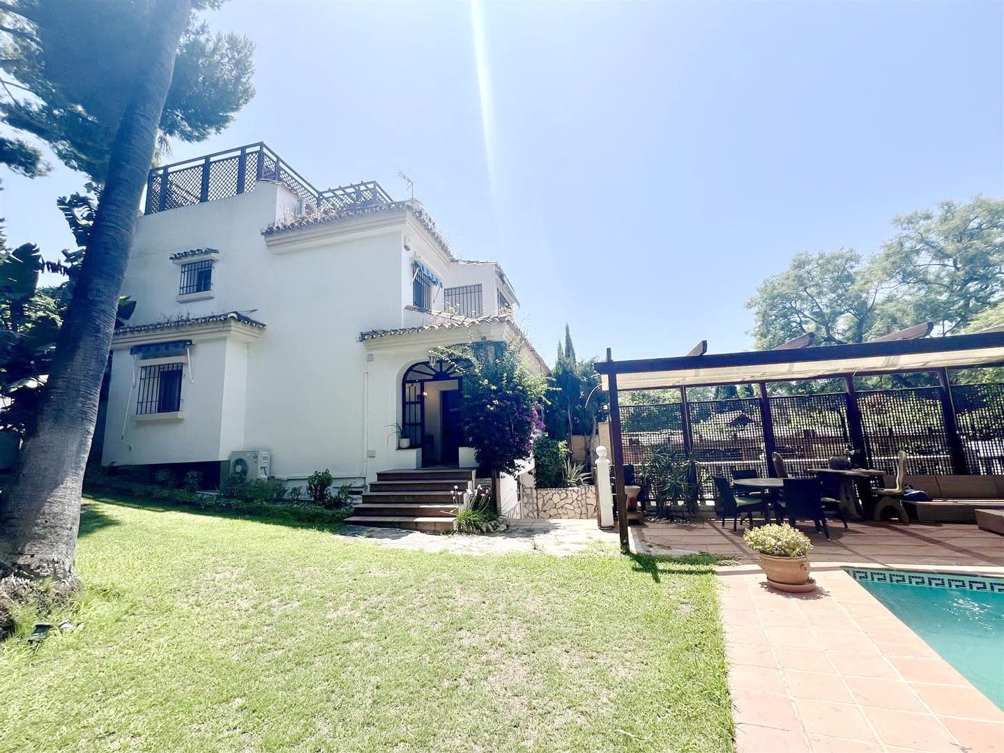 5 soveværelse Semi-Rækkehus til salg i Nueva Andalucia med swimmingpool garage - € 1.050.000 (Ref: 9100885)