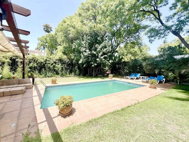 5 soveværelse Semi-Rækkehus til salg i Nueva Andalucia, Marbella med swimmingpool garage - € 1.050.000 (Ref: 9100885)