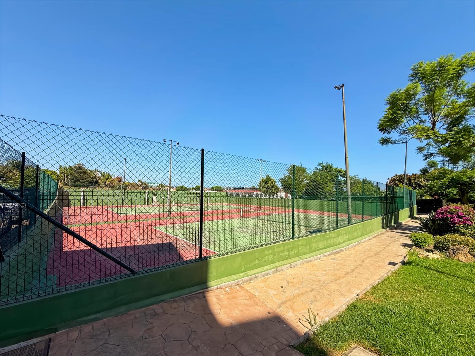 3 chambre Appartement à vendre à Estepona avec piscine garage - 270 000 € (Ref: 9114301)