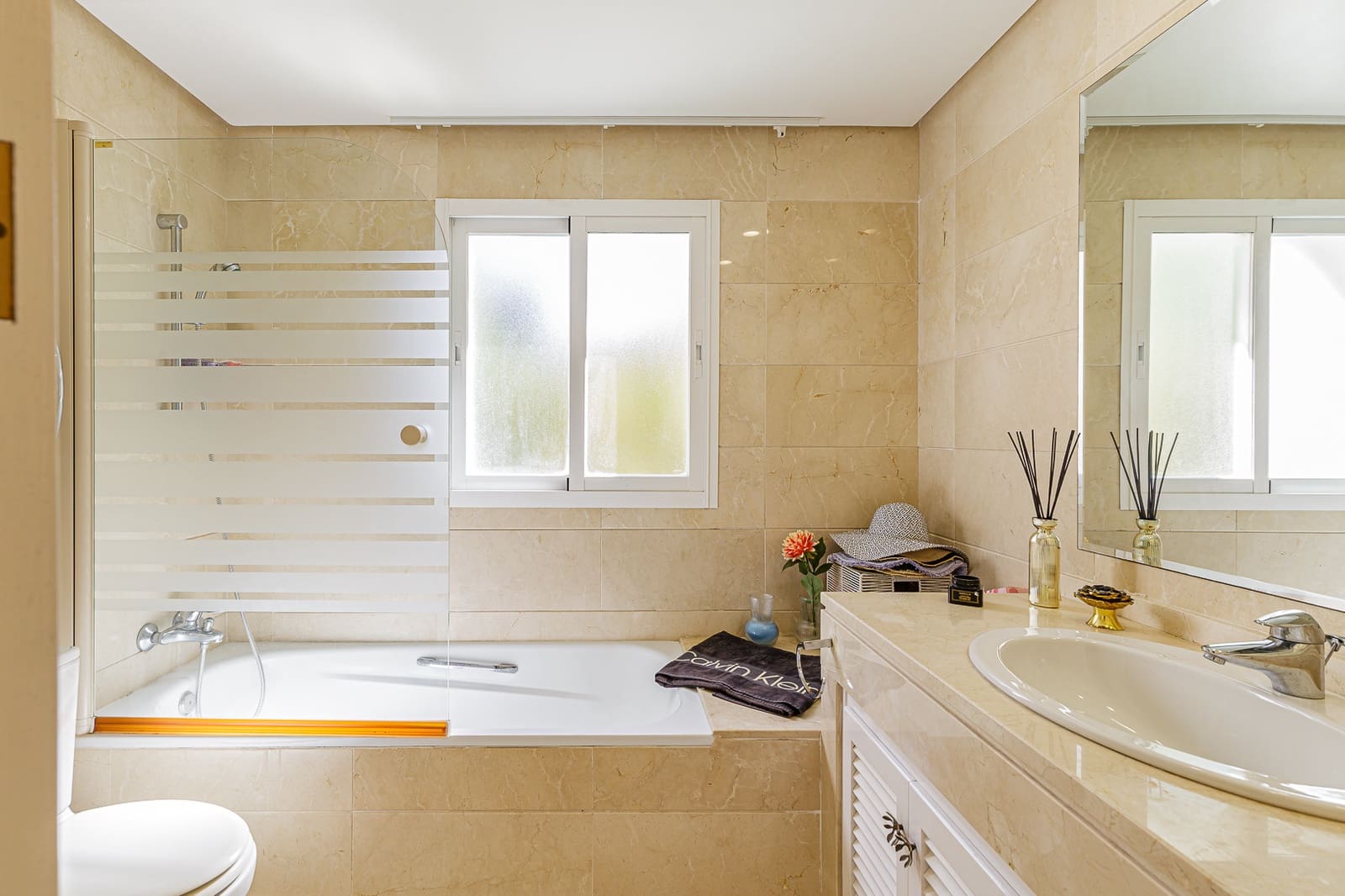 2 soverom Leilighet til salgs i Guadalmansa med svømmebasseng garasje - € 550 000 (Ref: 9134627)