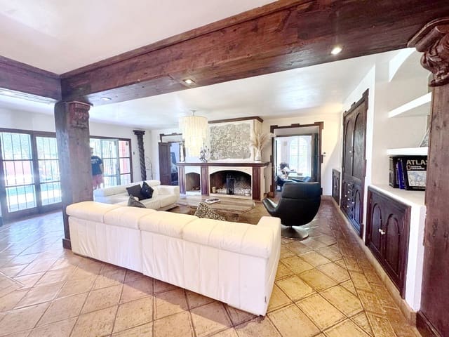 Chalet de 6 habitaciones en Marbella en venta con piscina garaje - 2.290.000 € (Ref: 9134628)