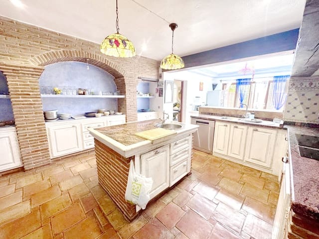 Chalet de 6 habitaciones en Marbella en venta con piscina garaje - 2.290.000 € (Ref: 9134628)