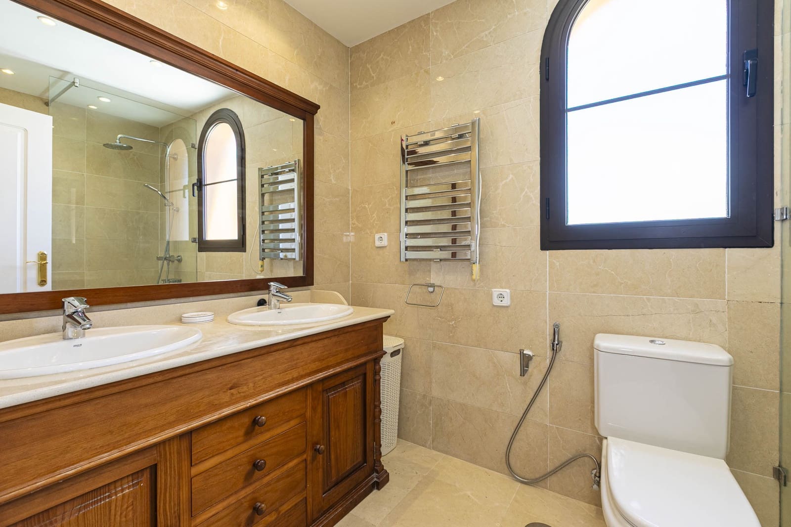 4 makuuhuone Omakotitalo myytävänä paikassa Benahavis mukana uima-altaan 
autotalli - 760 000 € (Ref: 9143131)