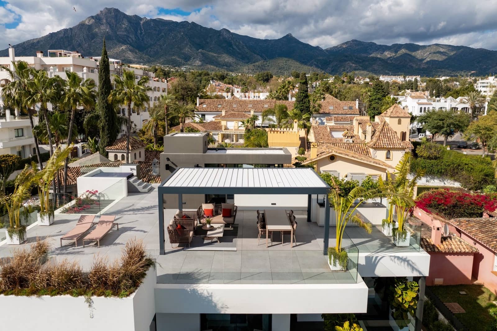 5 bedroom Villa for sale in Marbella with pool garage - € 10,950,000 (Ref: 9154279)