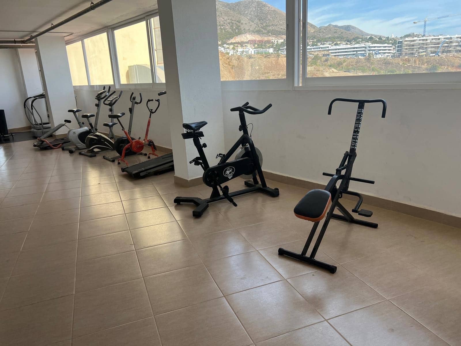 2 makuuhuone Asunto myytävänä paikassa Fuengirola mukana uima-altaan 
autotalli - 255 000 € (Ref: 9187133)