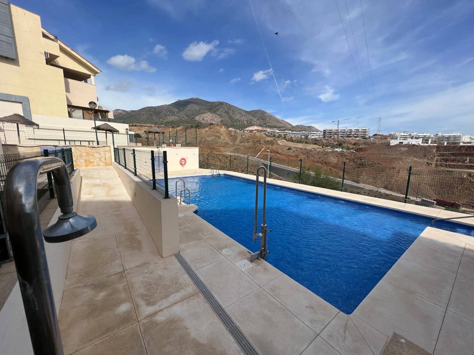 2 makuuhuone Asunto myytävänä paikassa Fuengirola mukana uima-altaan 
autotalli - 255 000 € (Ref: 9187133)