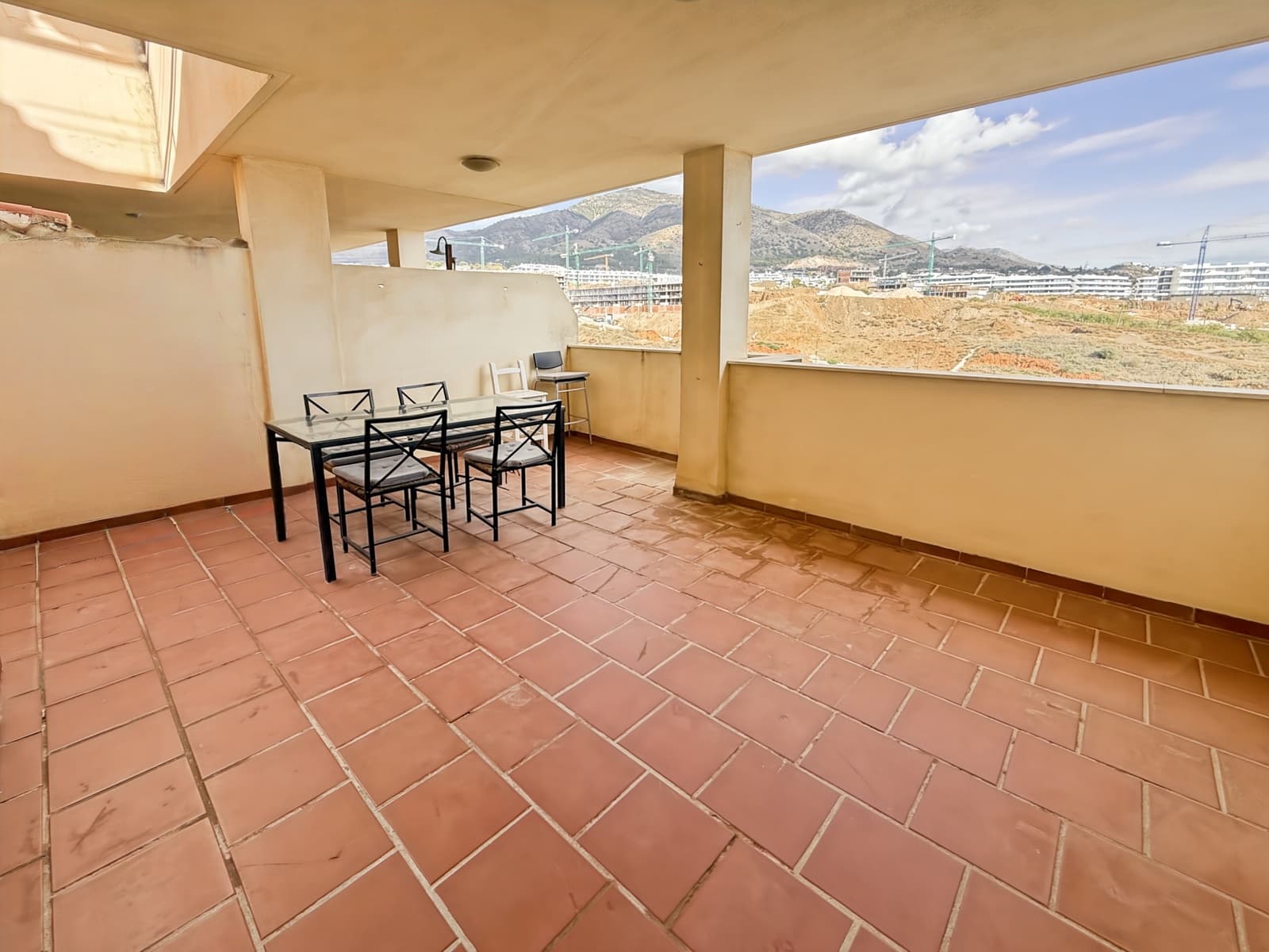 2 makuuhuone Asunto myytävänä paikassa Fuengirola mukana uima-altaan 
autotalli - 255 000 € (Ref: 9187133)