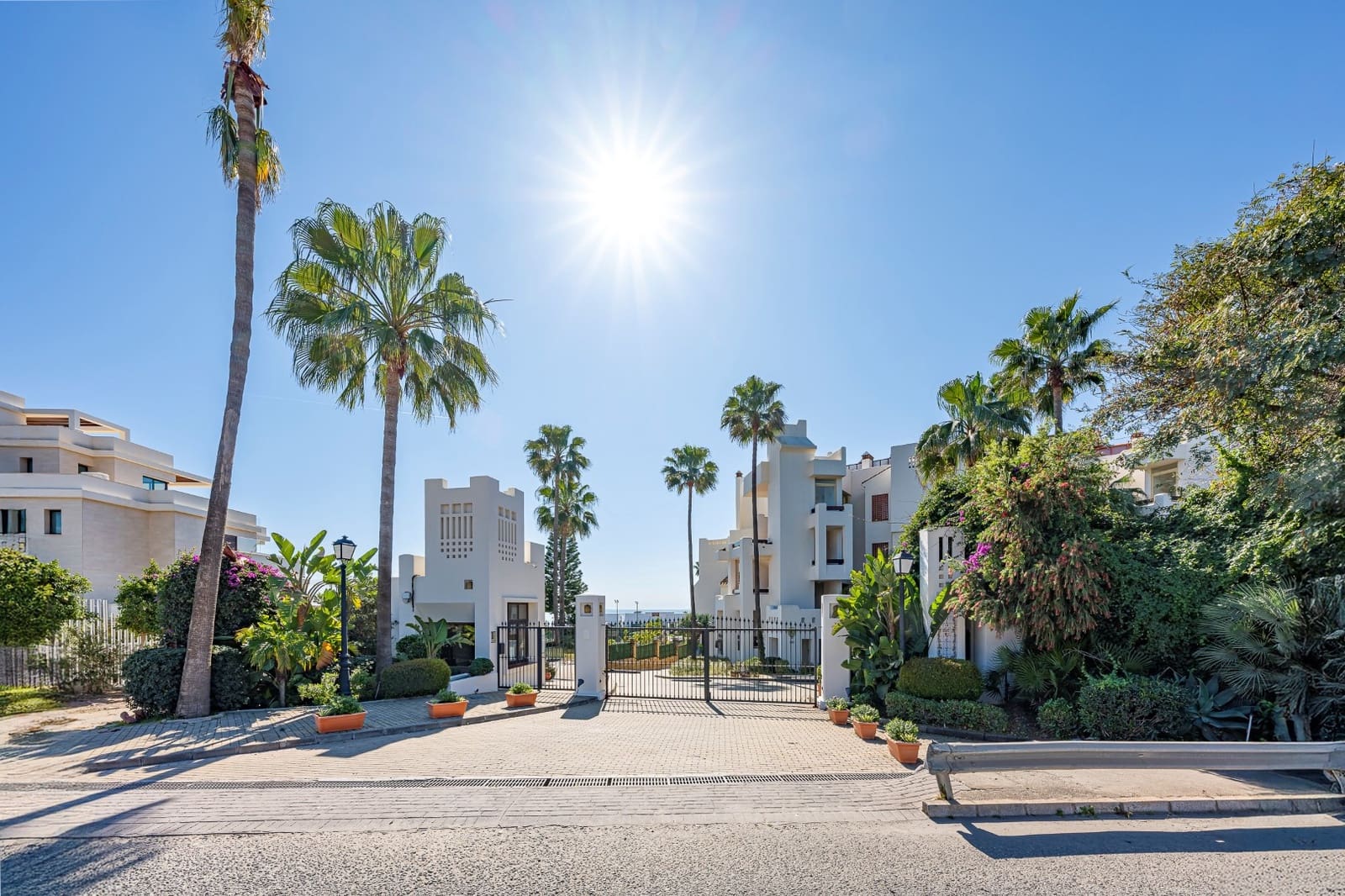 3 bedroom Apartment for sale in Estepona with pool garage - € 1,995,000 (Ref: 9187135)