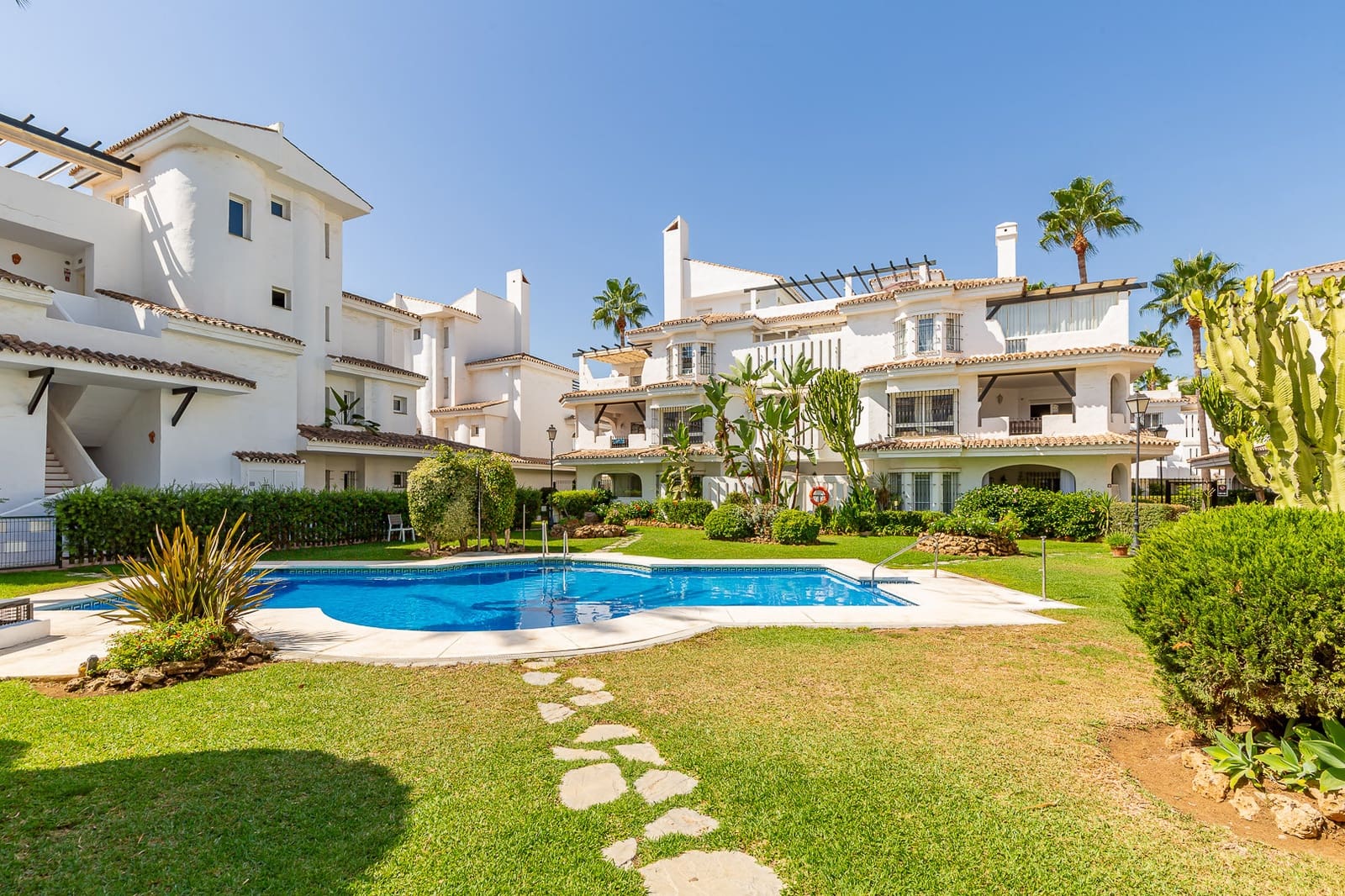 4 bedroom Apartment for sale in Marbella with pool garage - € 899,000 (Ref: 9247108)