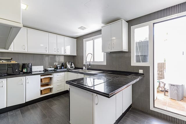 4 soveværelse Lejlighed til salg i Marbella med swimmingpool garage - € 899.000 (Ref: 9247108)