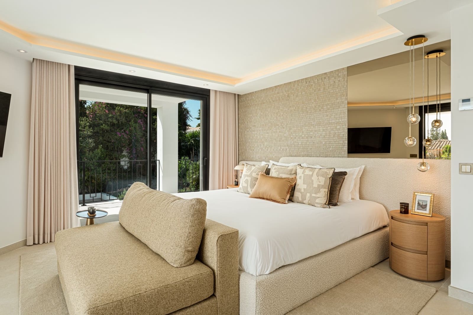 4 bedroom Villa for sale in Marbella with pool garage - € 3,850,000 (Ref: 9300957)