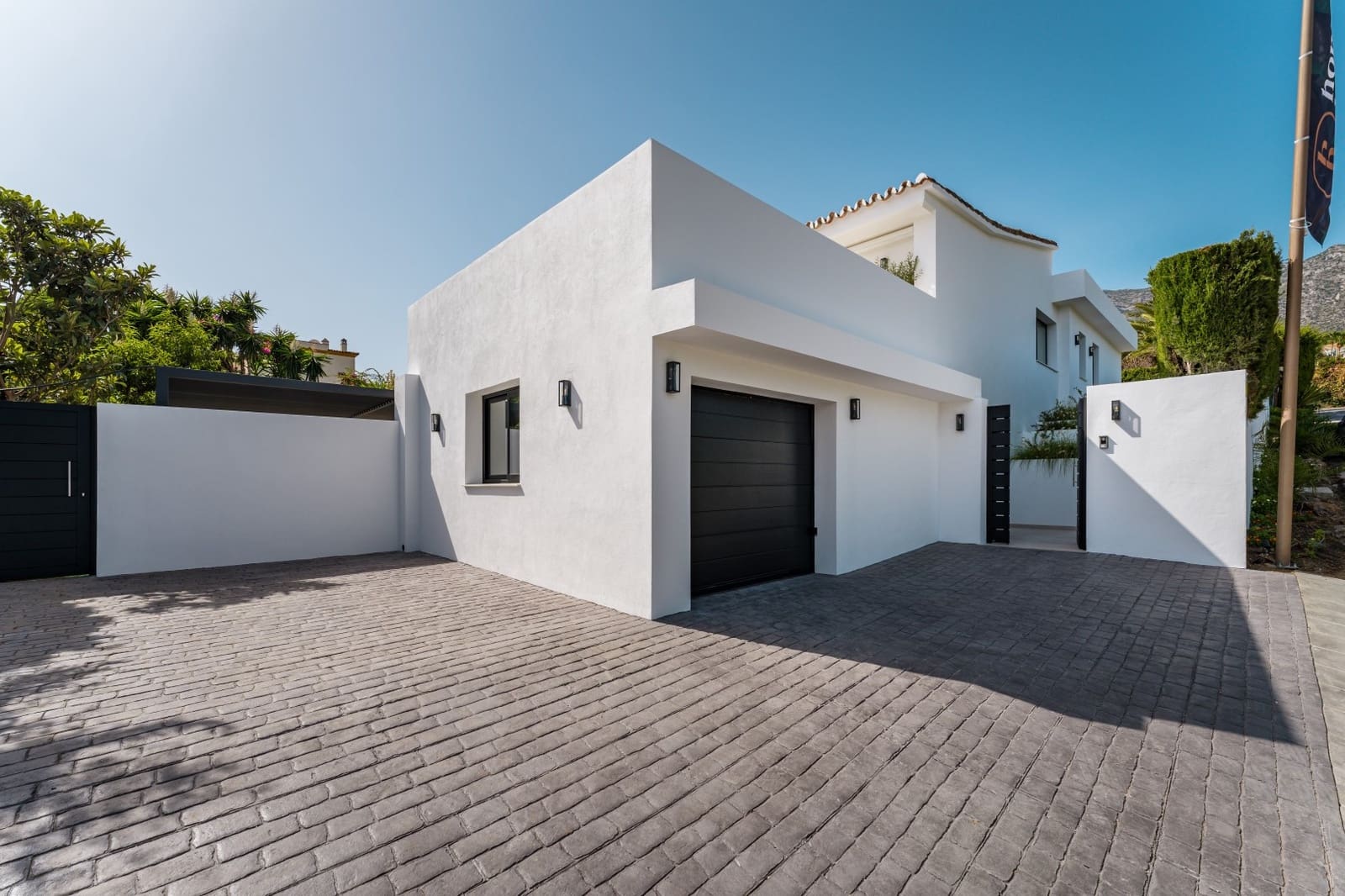4 bedroom Villa for sale in Marbella with pool garage - € 3,850,000 (Ref: 9300957)