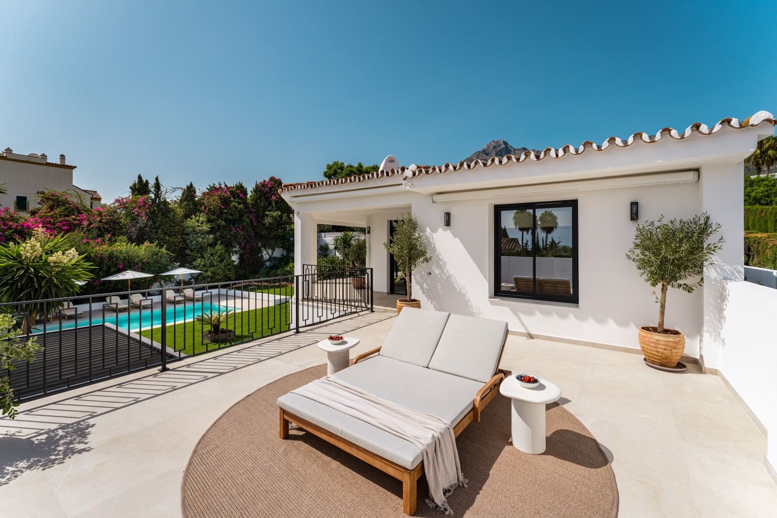 4 bedroom Villa for sale in Marbella with pool garage - € 3,850,000 (Ref: 9300957)