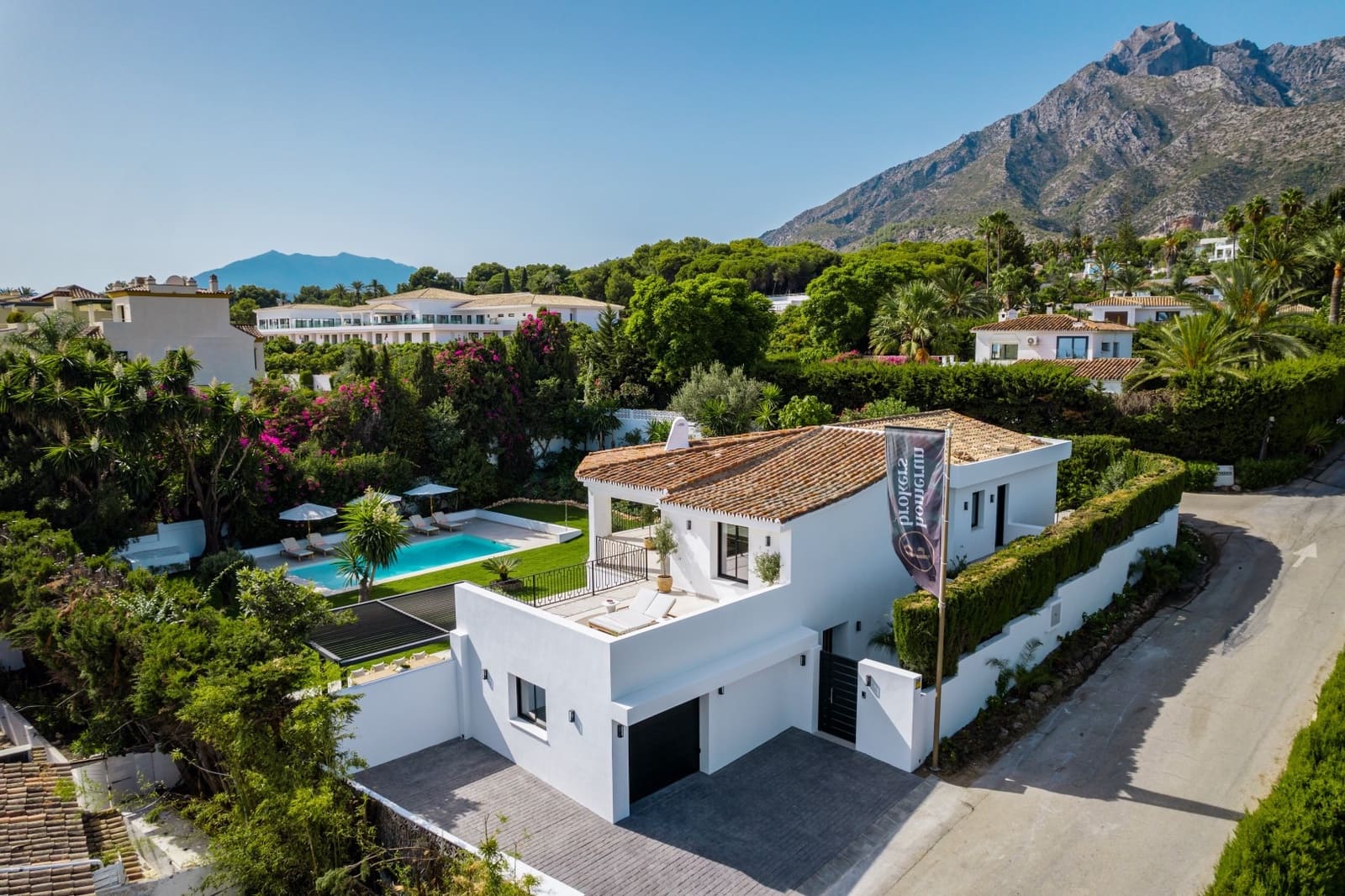 4 bedroom Villa for sale in Marbella with pool garage - € 3,850,000 (Ref: 9300957)