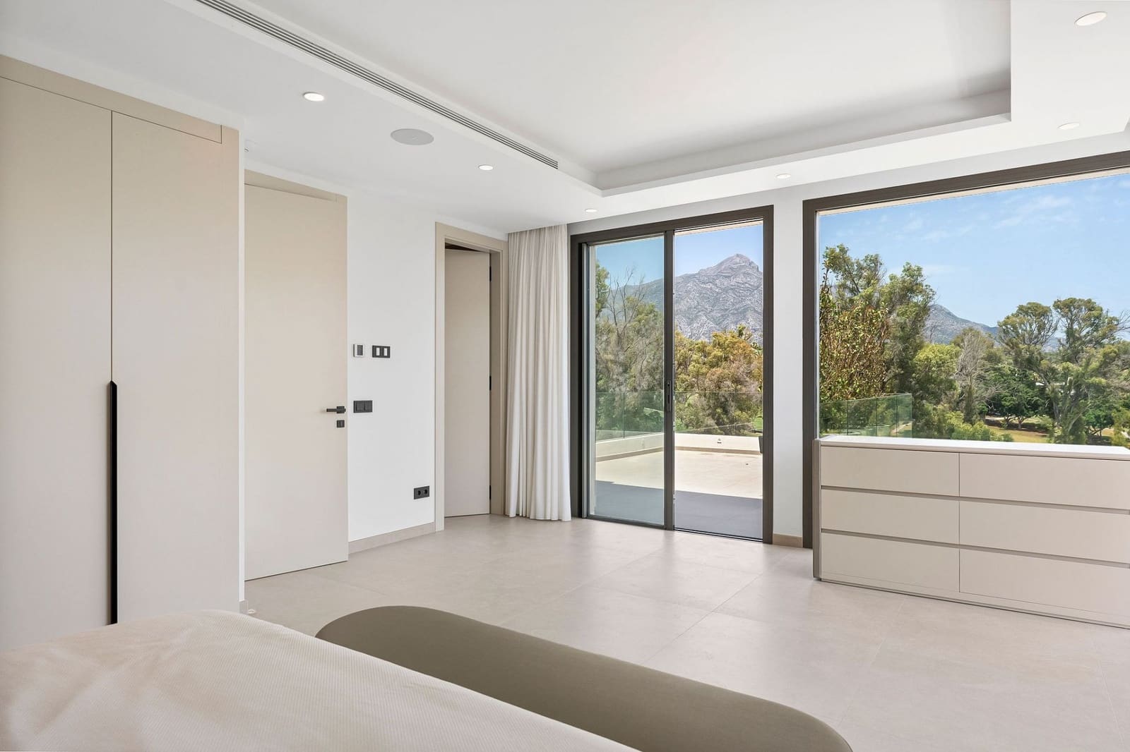 4 sypialnia Willa na sprzedaż w Marbella z basenem garażem - 3 950 000 € (Ref: 9317780)