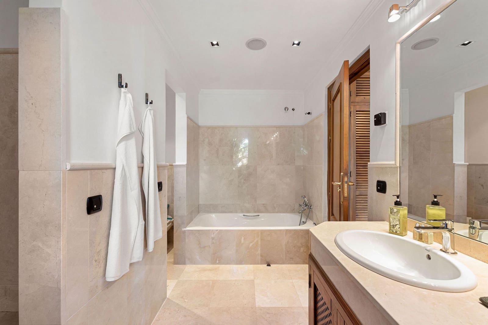 Chalet de 4 habitaciones en El Madroñal en venta con piscina garaje - 4.500.000 € (Ref: 9353346)