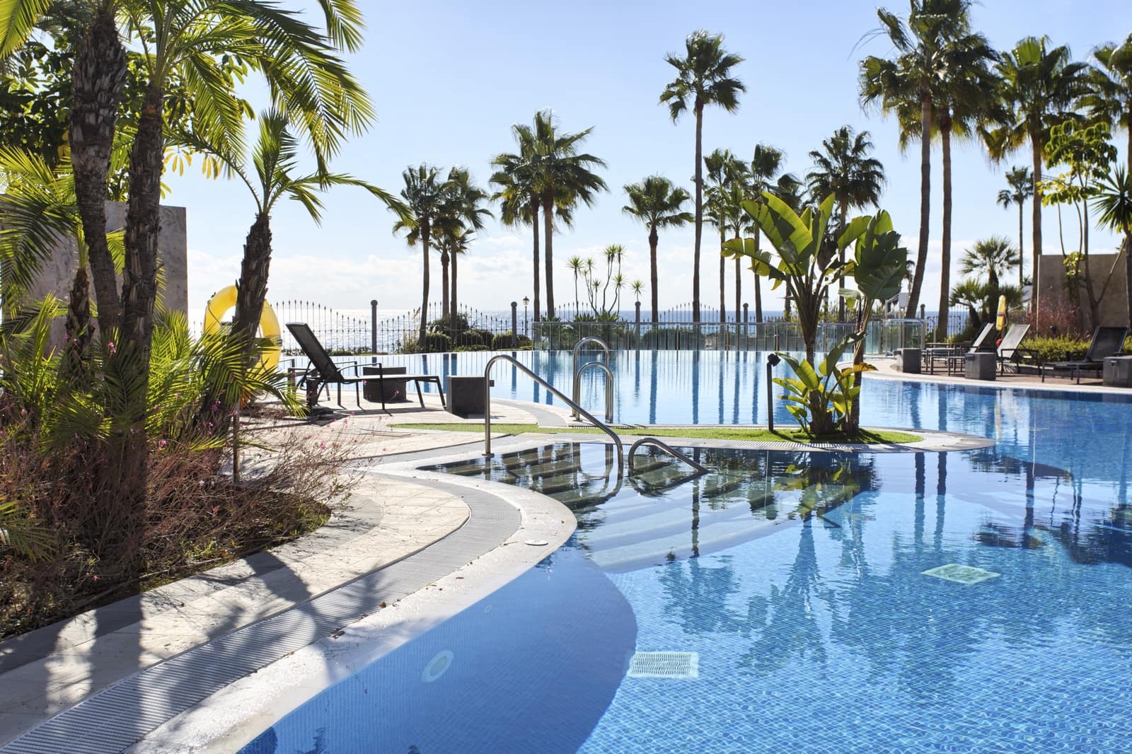 2 bedroom Apartment for sale in Estepona with pool garage - € 585,000 (Ref: 9367222)