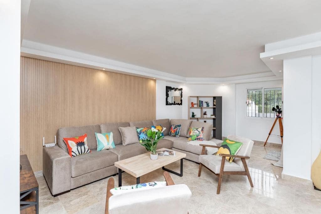 4 makuuhuone Omakotitalo myytävänä paikassa Marbella mukana uima-altaan 
autotalli - 699 000 € (Ref: 9400826)