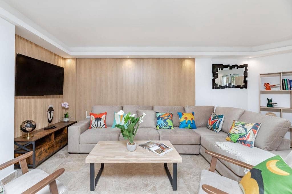 4 makuuhuone Omakotitalo myytävänä paikassa Marbella mukana uima-altaan 
autotalli - 699 000 € (Ref: 9400826)