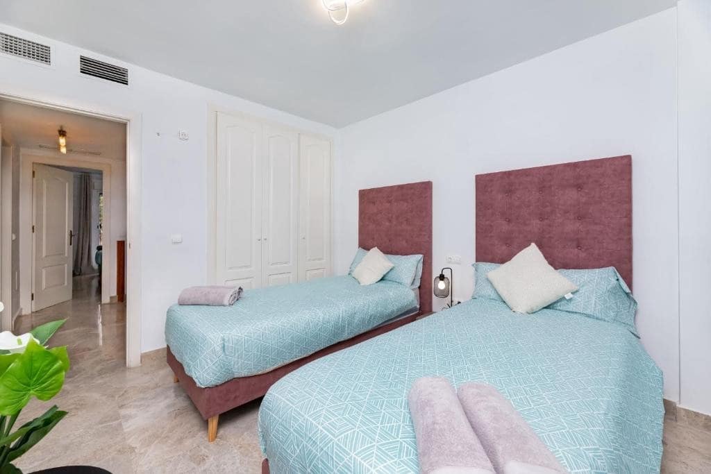 4 makuuhuone Omakotitalo myytävänä paikassa Marbella mukana uima-altaan 
autotalli - 699 000 € (Ref: 9400826)