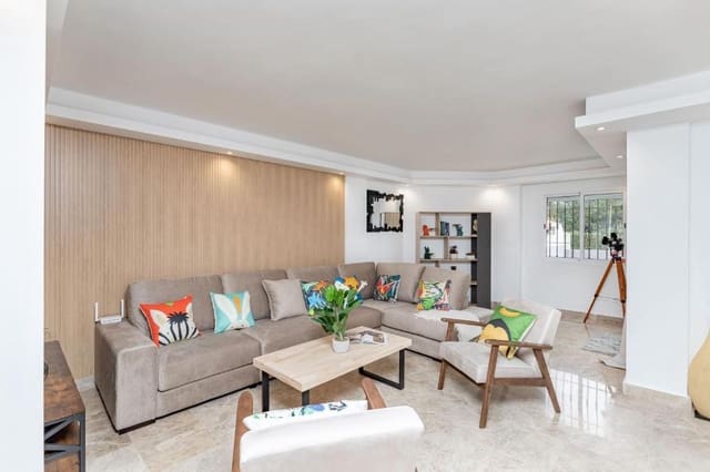 4 makuuhuone Omakotitalo myytävänä paikassa Marbella mukana uima-altaan 
autotalli - 699 000 € (Ref: 9400826)