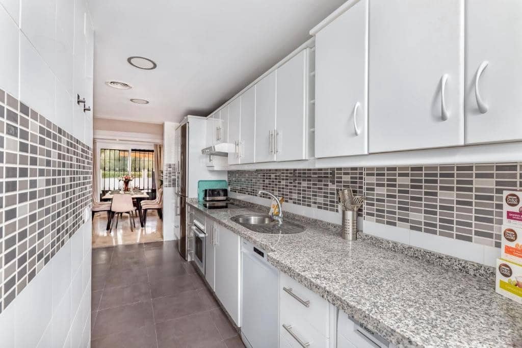 4 makuuhuone Omakotitalo myytävänä paikassa Marbella mukana uima-altaan 
autotalli - 699 000 € (Ref: 9400826)