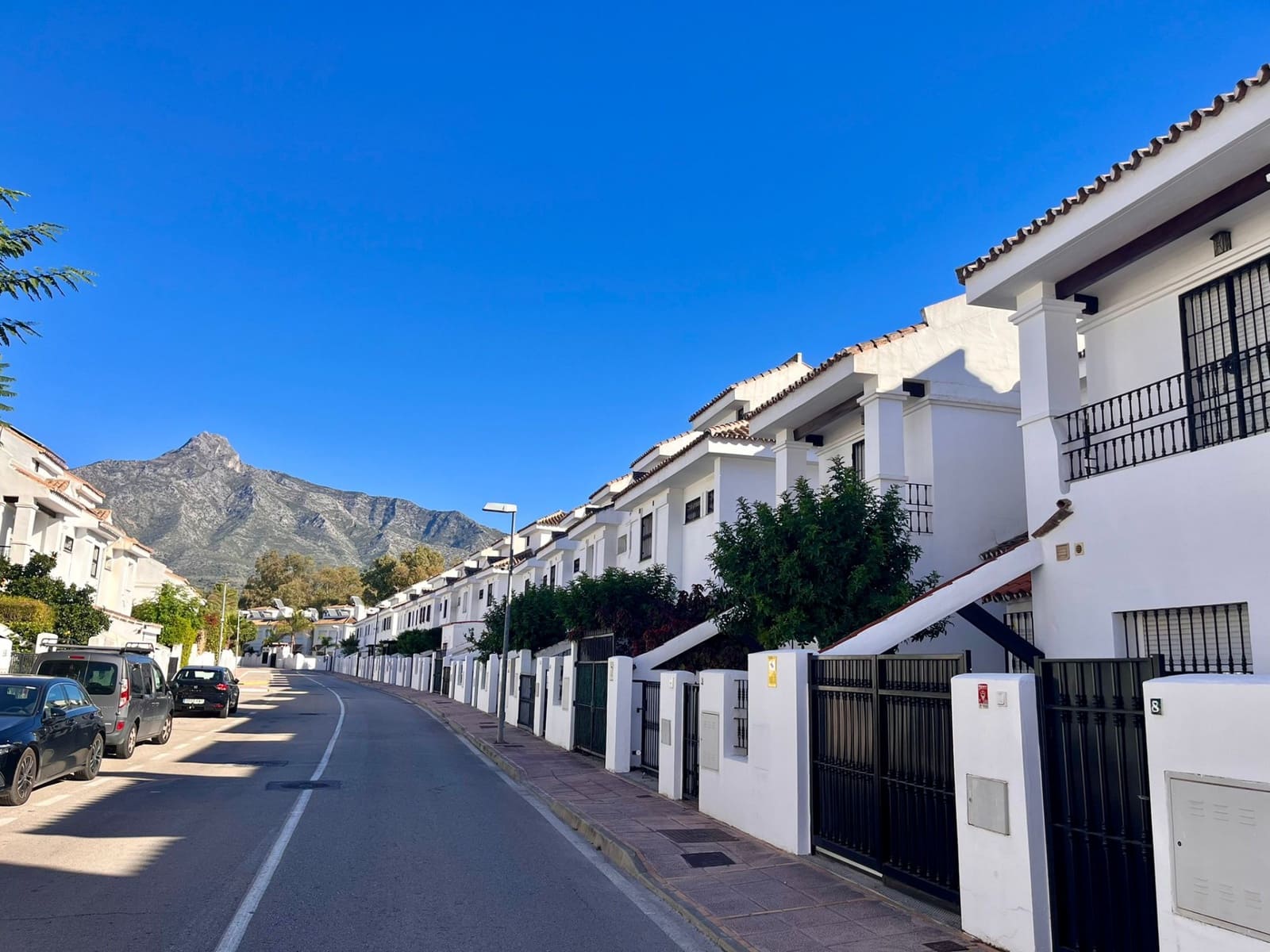 4 makuuhuone Omakotitalo myytävänä paikassa Marbella mukana uima-altaan 
autotalli - 699 000 € (Ref: 9400826)