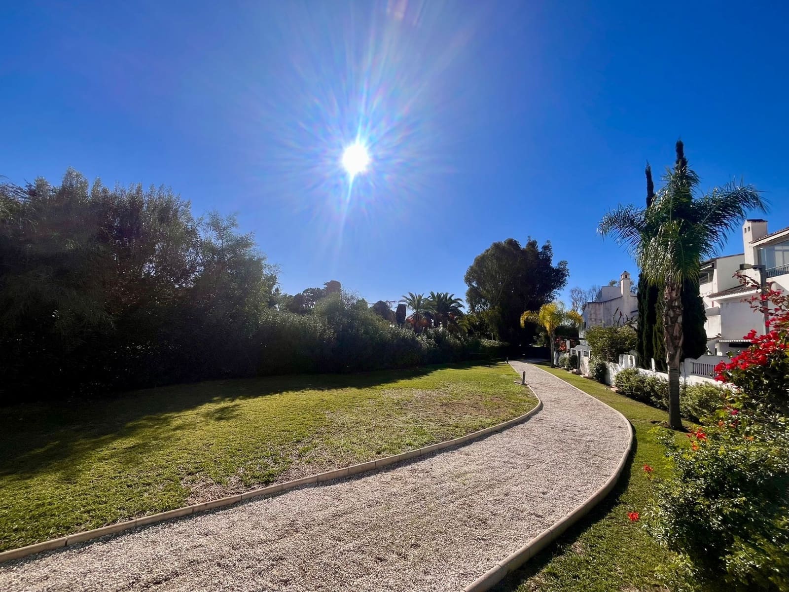 4 makuuhuone Omakotitalo myytävänä paikassa Marbella mukana uima-altaan 
autotalli - 699 000 € (Ref: 9400826)