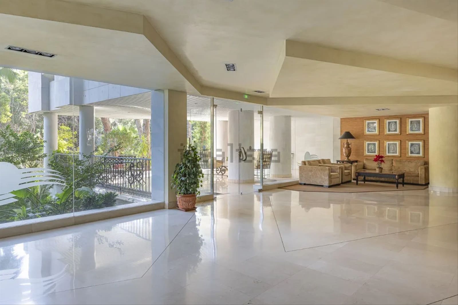 2 bedroom Apartment for sale in Marbella with pool garage - € 895,000 (Ref: 9403187)