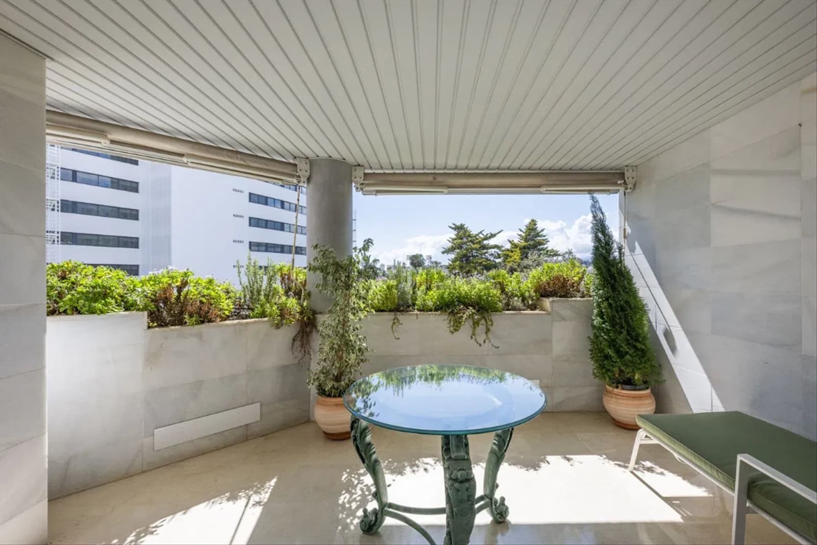 2 bedroom Apartment for sale in Marbella with pool garage - € 895,000 (Ref: 9403187)