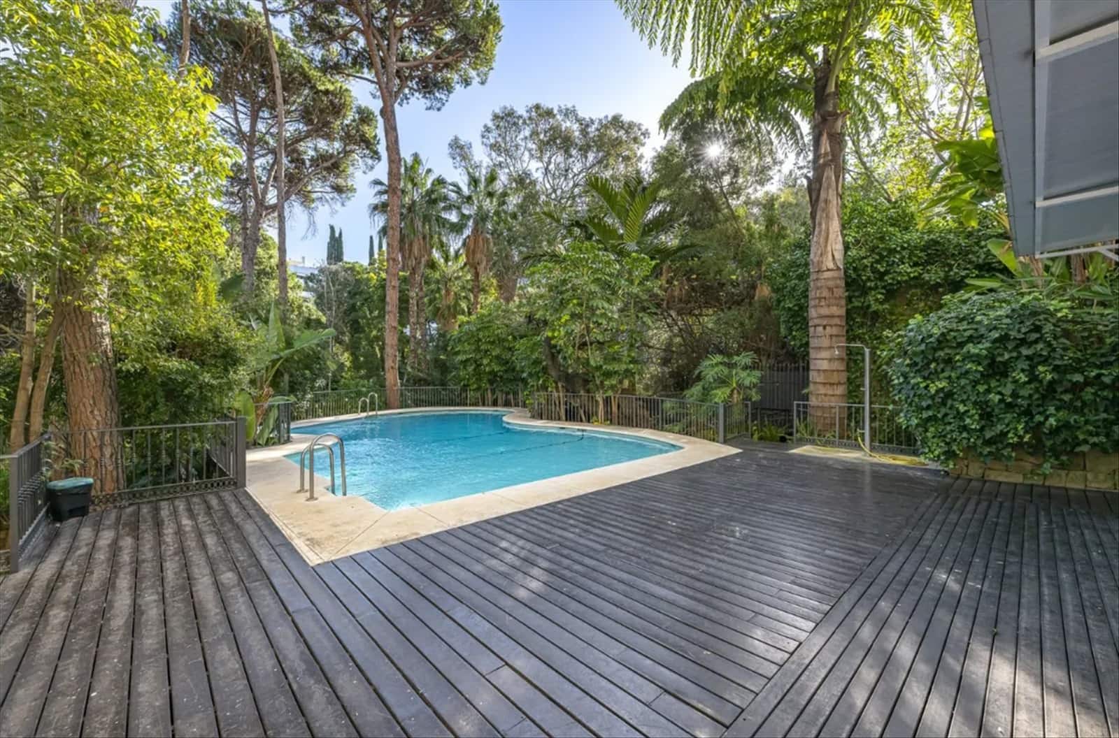 2 bedroom Apartment for sale in Marbella with pool garage - € 895,000 (Ref: 9403187)