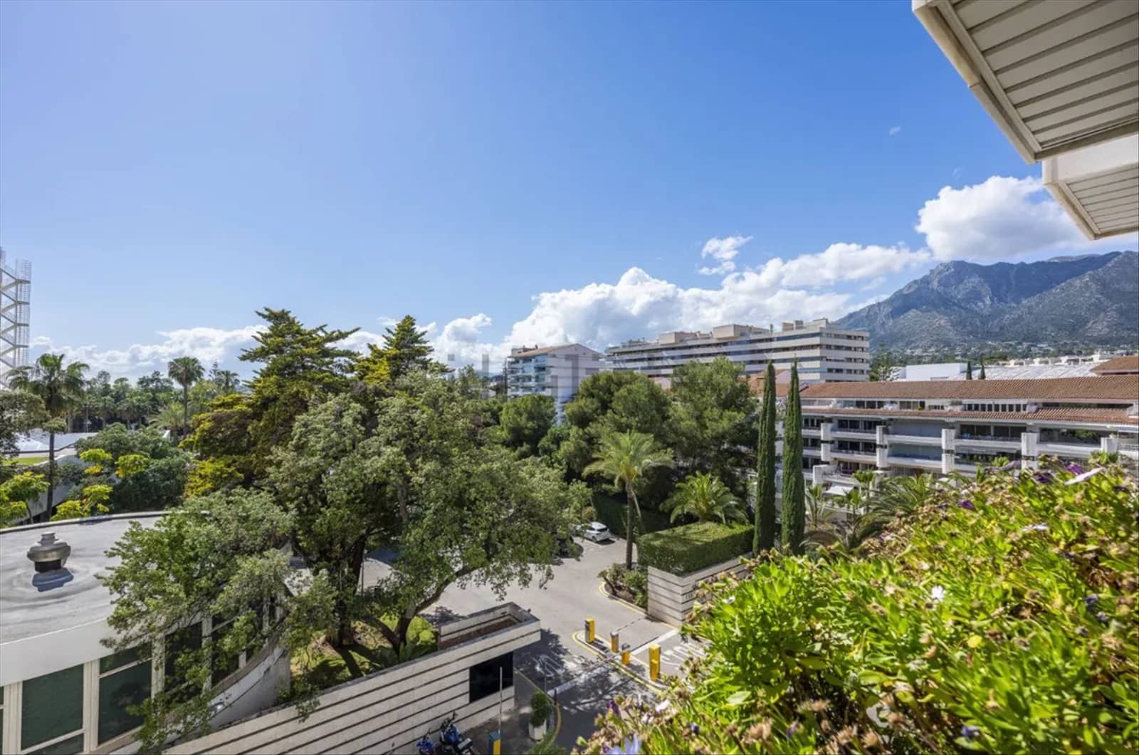 2 bedroom Apartment for sale in Marbella with pool garage - € 895,000 (Ref: 9403187)