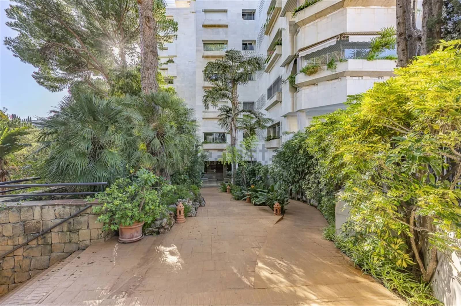 2 bedroom Apartment for sale in Marbella with pool garage - € 895,000 (Ref: 9403187)