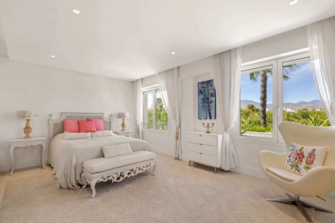 3 bedroom Penthouse for sale in Marbella with pool garage - € 5,950,000 (Ref: 9413857)