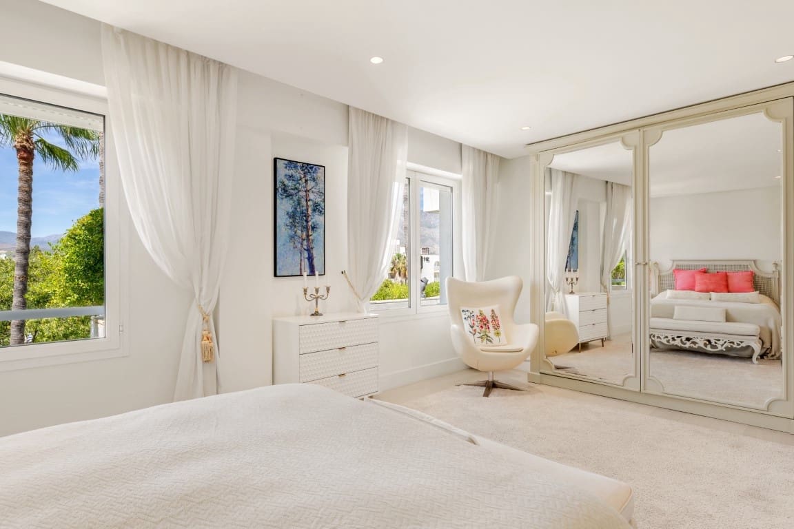 3 bedroom Penthouse for sale in Marbella with pool garage - € 5,950,000 (Ref: 9413857)