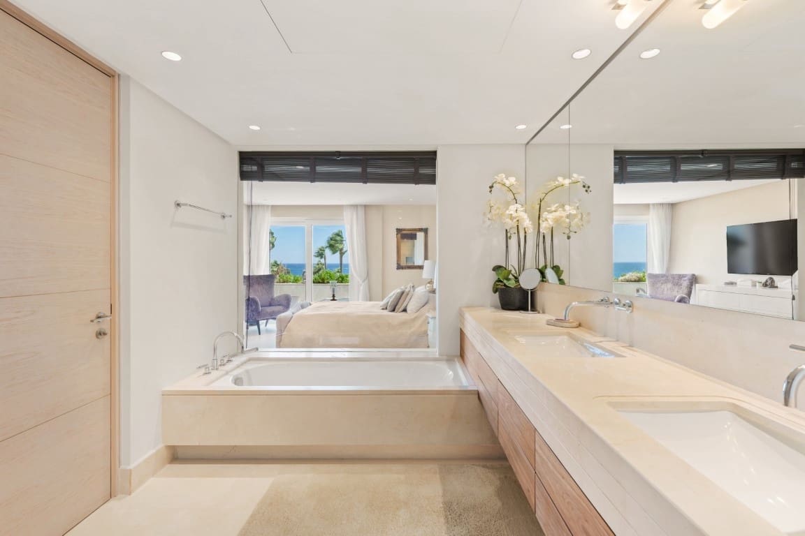 3 bedroom Penthouse for sale in Marbella with pool garage - € 5,950,000 (Ref: 9413857)
