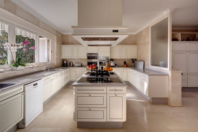 Chalet de 10 habitaciones en Marbella en venta con piscina garaje - 10.000.000 € (Ref: 9450142)