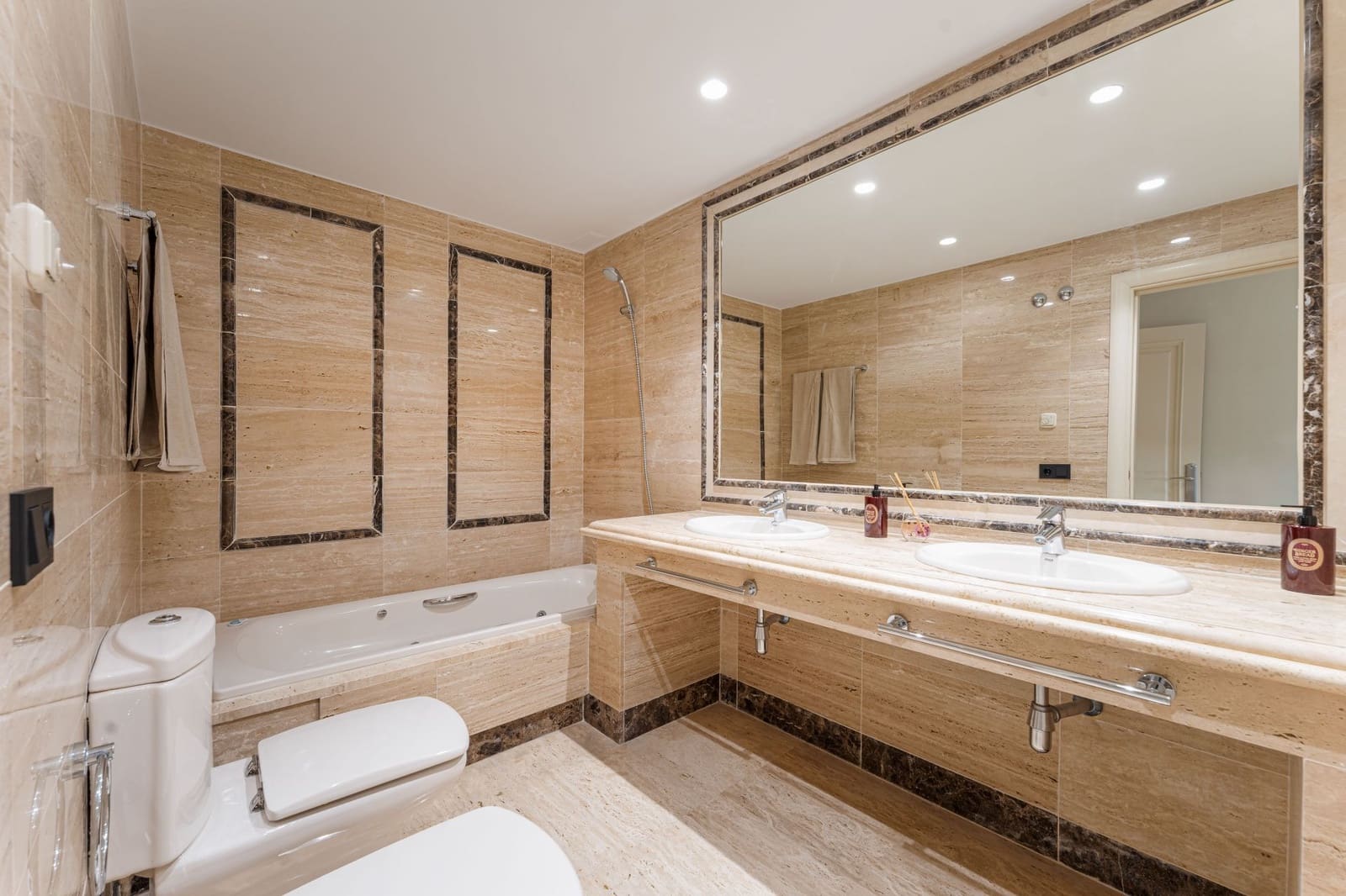 Apartamento de 3 habitaciones en Marbella en venta con piscina garaje - 1.195.000 € (Ref: 9465439)