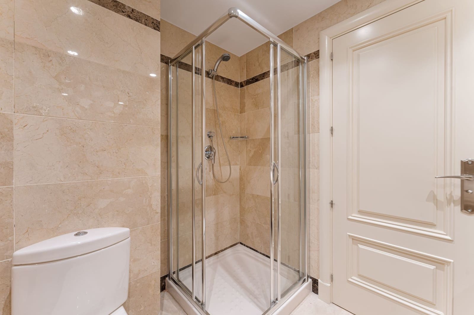 Apartamento de 3 habitaciones en Marbella en venta con piscina garaje - 1.195.000 € (Ref: 9465439)