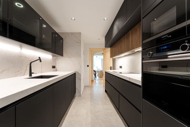 3 sypialnia Apartament na sprzedaż w Marbella z basenem garażem - 1 150 000 € (Ref: 9465440)