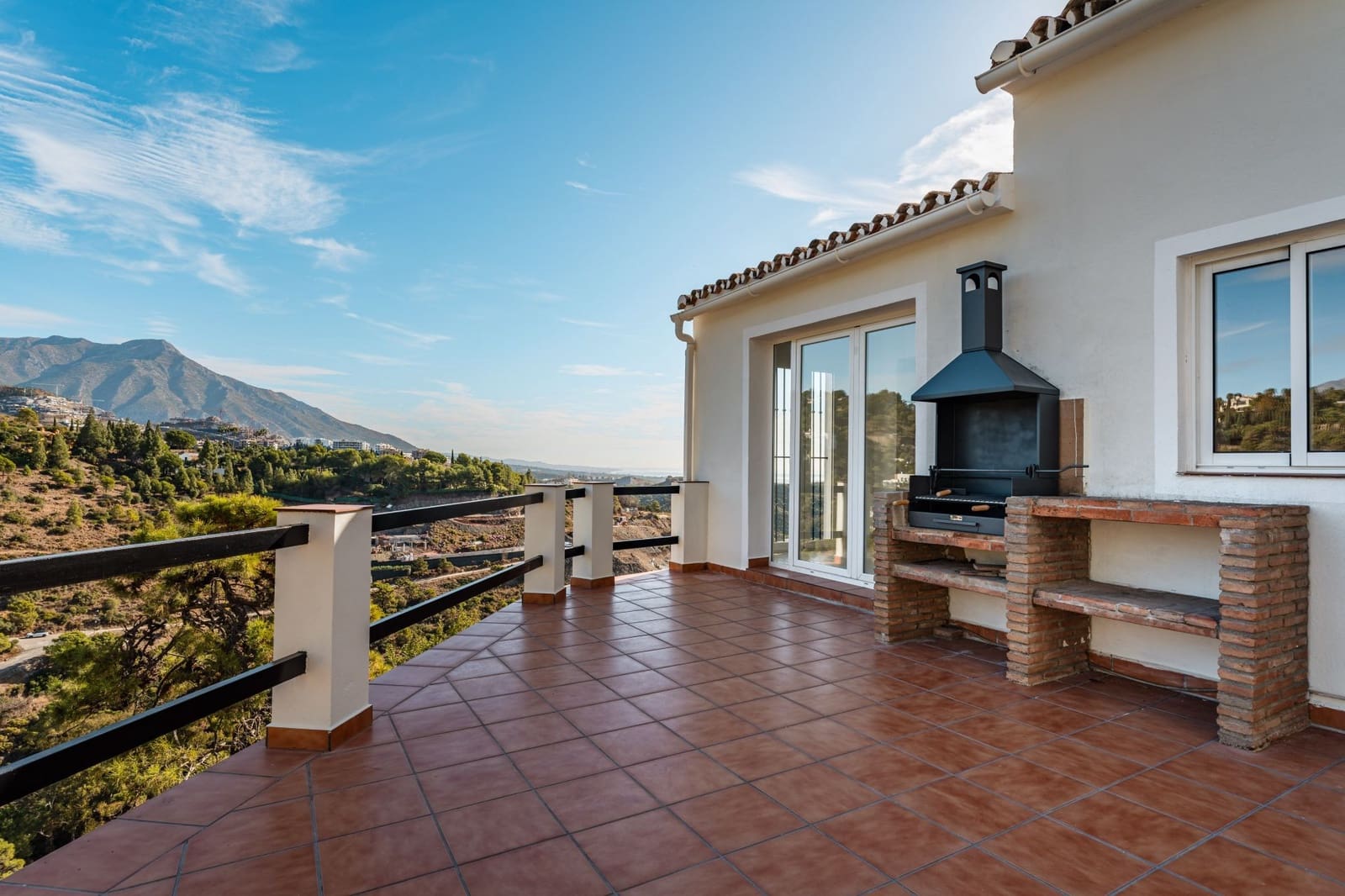6 bedroom Villa for sale in El Madronal with pool garage - € 2,895,000 (Ref: 9468291)