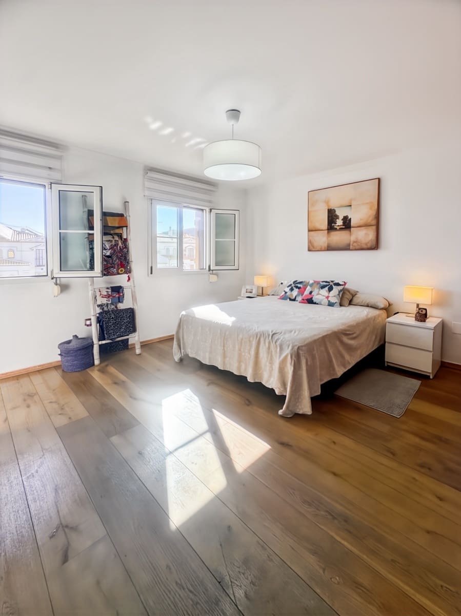 5 soverom Kjedet enebolig til salgs i Alhaurin de la Torre med svømmebasseng garasje - € 590 000 (Ref: 9540941)