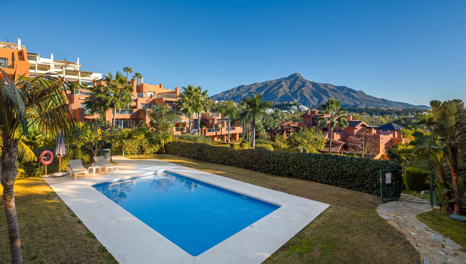 Apartamento de 4 habitaciones en Marbella en venta con piscina garaje - 895.000 € (Ref: 9551190)