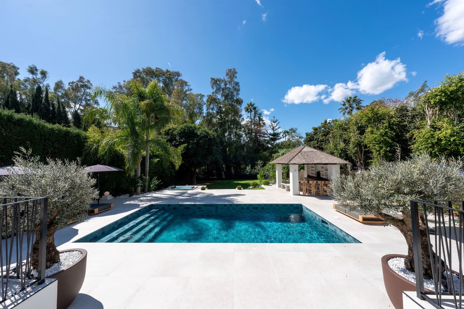 5 bedroom Villa for sale in Nueva Andalucia with pool garage - € 4,290,000 (Ref: 9551191)