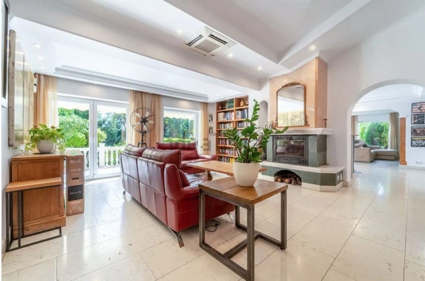 5 makuuhuone Huvila myytävänä paikassa Marbella mukana uima-altaan 
autotalli - 1 900 000 € (Ref: 9611296)