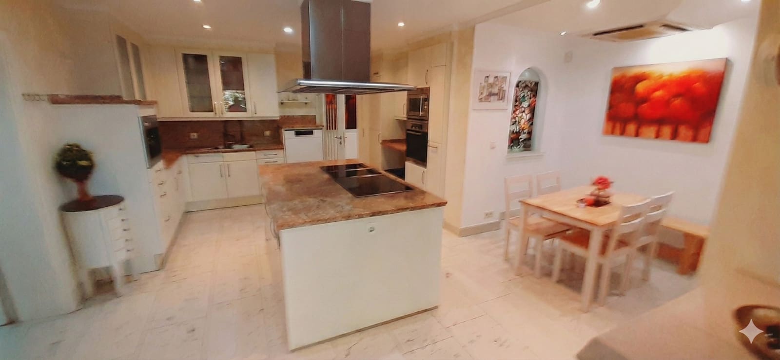 5 makuuhuone Huvila myytävänä paikassa Marbella mukana uima-altaan 
autotalli - 1 900 000 € (Ref: 9611296)