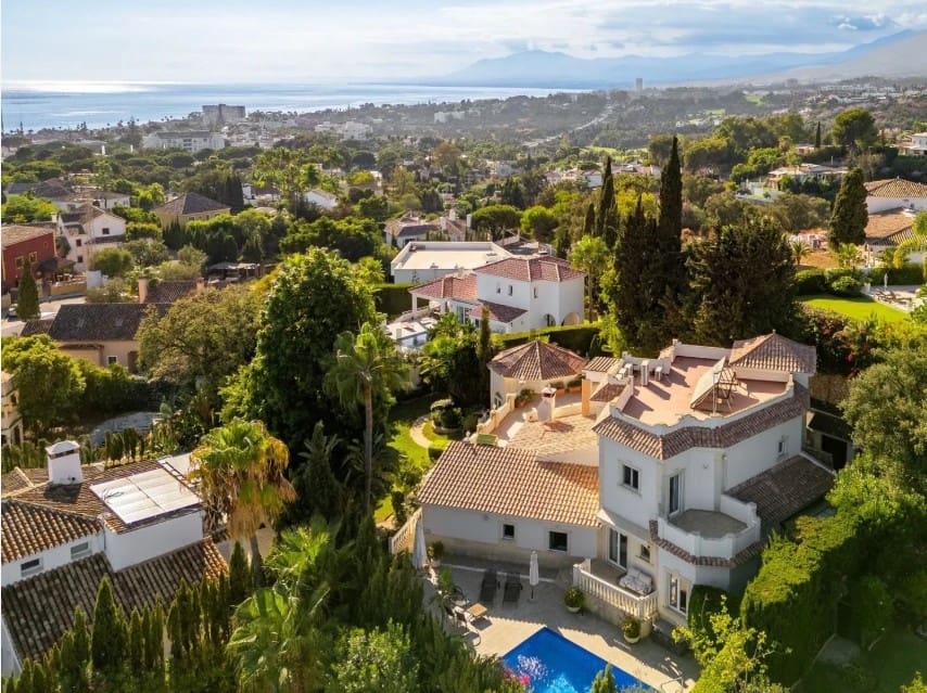 5 makuuhuone Huvila myytävänä paikassa Marbella mukana uima-altaan 
autotalli - 1 900 000 € (Ref: 9611296)