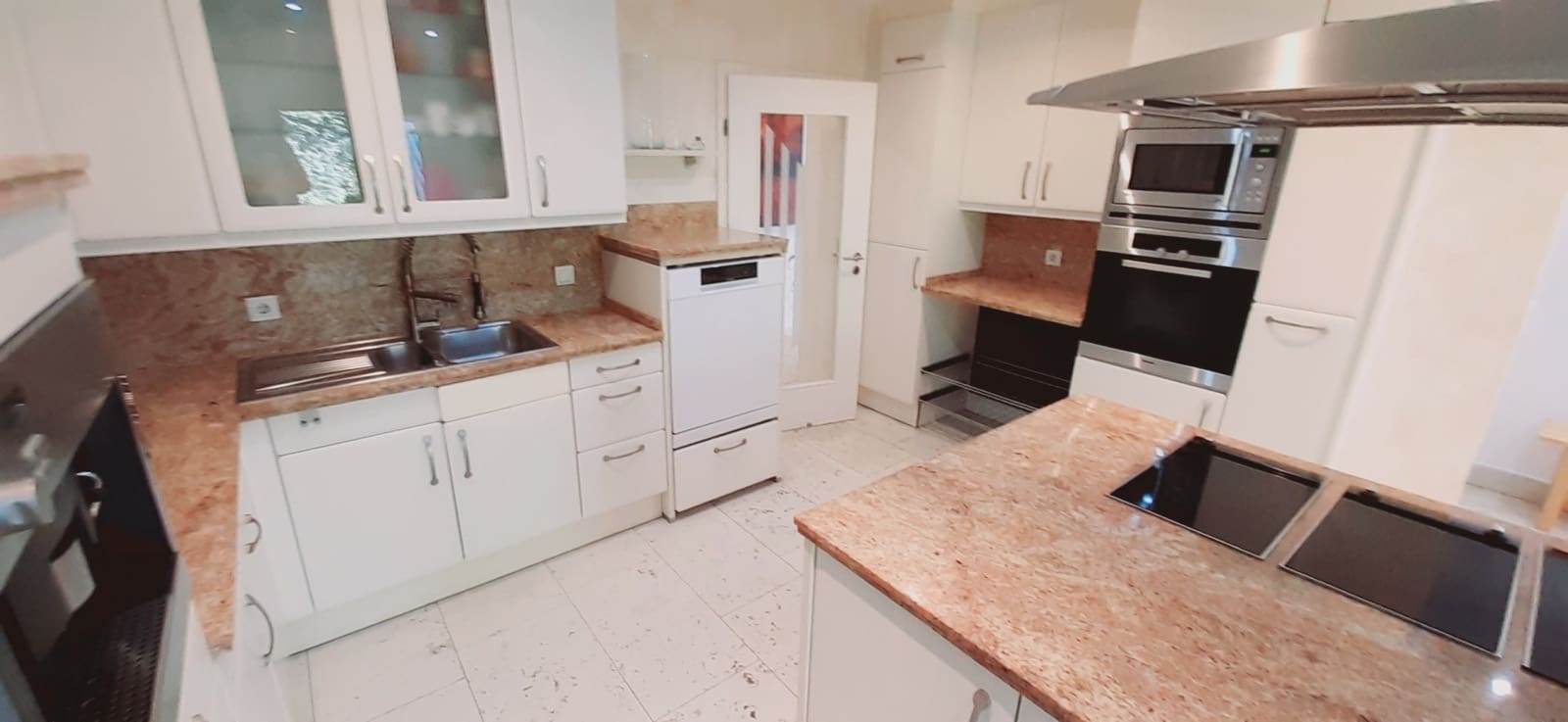 5 makuuhuone Huvila myytävänä paikassa Marbella mukana uima-altaan 
autotalli - 1 900 000 € (Ref: 9611296)