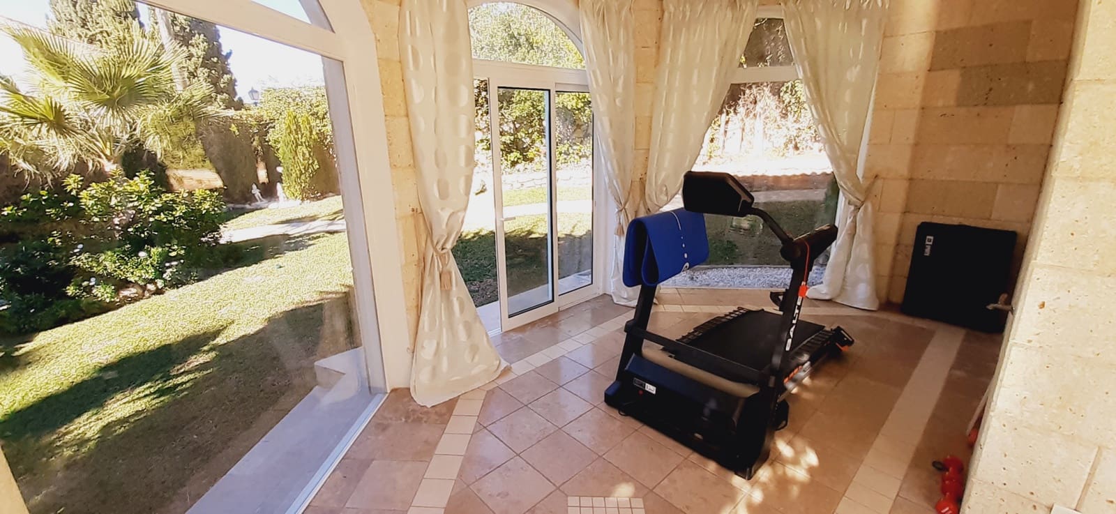 5 makuuhuone Huvila myytävänä paikassa Marbella mukana uima-altaan 
autotalli - 1 900 000 € (Ref: 9611296)